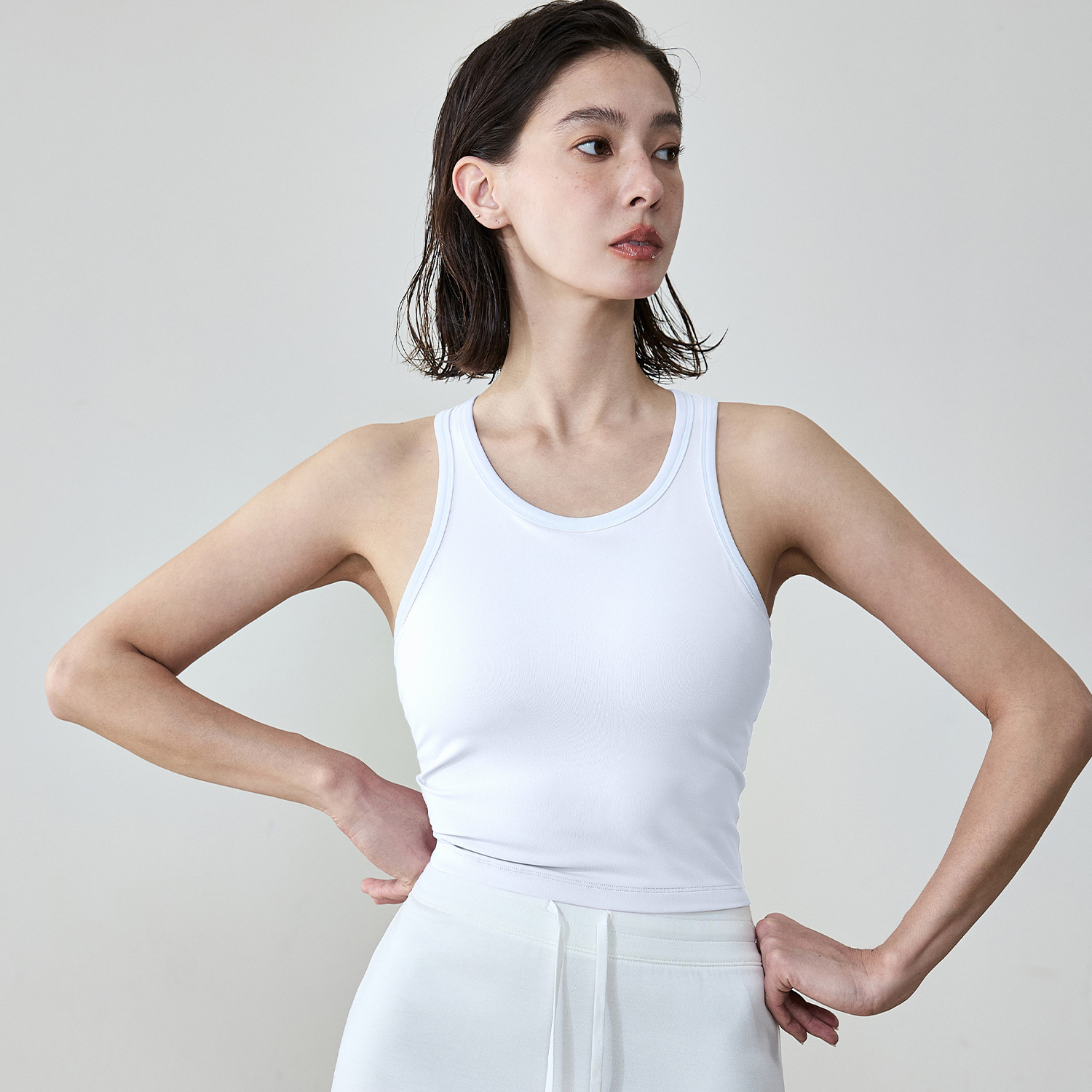 Stylish Round-Neck Color-Blocked Sports Bra - Breathable & High Support